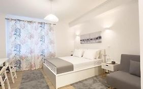 Petite Retreat In Kolonaki, Athens /Netflix